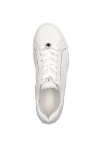 Zapatilla de cuero blanca con puntera redonda, cordones prominentes y una pequeña joya decorativa en la parte superior. Presenta costuras y lados texturizados.
