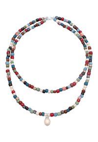 Mitmeharuline kaelakee, mis sisaldab mitmevärvilisi helmeid erinevates kujudes ja suurustes, sealhulgas keskne kreemjas ripats ja hõbedane tarvik.