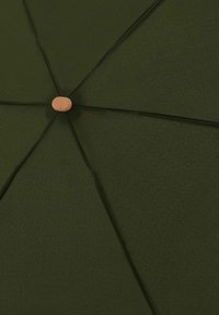 Olijfgroene paraplu, met een gestructureerde stofkap, acht panelen en een centrale houten knoopaccent. Compact en functioneel ontwerp.