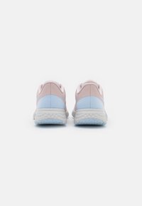 Baskets de sport rose clair et bleu avec une semelle extérieure texturée et un design supérieur lisse. Talon arrondi et semelle intermédiaire rembourrée.