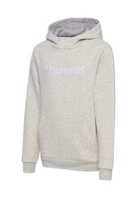 Hellgrau Hoodie mit Kängurutasche, gerippten Bündchen und einem großen weißen Logo auf der Brust. Hergestellt aus weichem, dehnbarem Material.