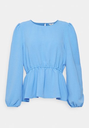 Blouse bleu clair à manches longues avec taille et poignets élastiqués froncés, un ourlet à basque et une petite fermeture à bouton au dos.