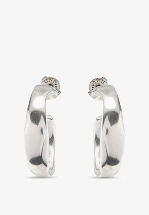 Boucles d'oreilles à anneaux épais en argent poli avec une forme légèrement irrégulière et organique, dotées de fermoirs à tige.