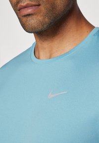 Nike Performance MILER - Športne majice - denim turq/(reflective silv)