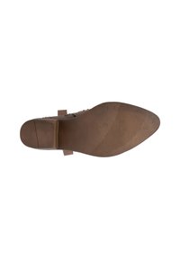 Zapato marrón de tacón con una textura suave y una punta afilada. Cuenta con una suela plana con ranuras para tracción y una correa decorativa en la parte posterior.