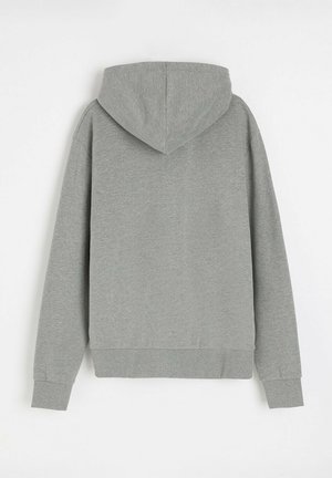 Szara bluza z kapturem wykonana z miękkiej, teksturowanej tkaniny. Posiada sznurek przy kapturze, długie rękawy oraz ściągacze na mankietach i dole. Prosty, minimalistyczny design.