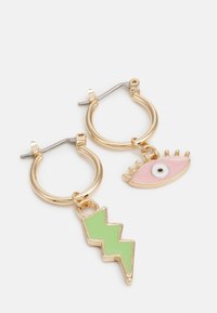 Brincos de argola dourados com um charme de olho rosa e uma pupila preta, além de um charme de raio verde. Superfície lisa com acabamento brilhante.