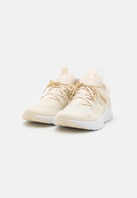 Puma SOFTRIDE ONE4ALL FEMME WN'S - Tenisice za cestovno trčanje - alpine snow/white/gold