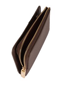 Portafoglio in pelle marrone con texture, con cerniera dorata parzialmente aperta, che mostra i compartimenti interni e le fessure per carte su sfondo bianco.