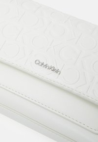 Calvin Klein MUST MINI BAG MONO - Umhängetasche - marshmallow