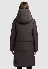 Ciemnobrązowa kurtka puchowa z kapturem, pikowany wzór, długie rękawy i dłuższy dół, z logo naszytym w lewym dolnym rogu.