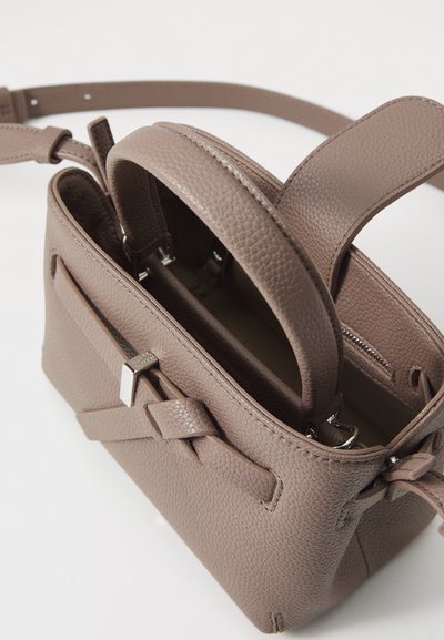 Bolso de cuero marrón con textura de guijarro y forma rectangular. Cuenta con asas dobles, una correa de hombro removible y un acento de metal plateado.
