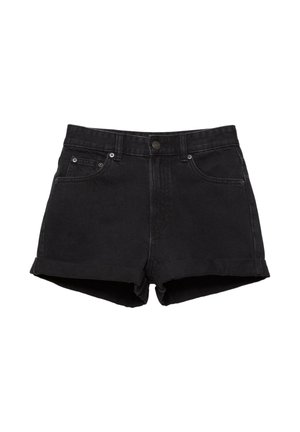 Fekete farmerrövidnadrág felhajtott szegéllyel, elülső zsebekkel, övbújtatókkal és gombos záródással, fehér háttéren.