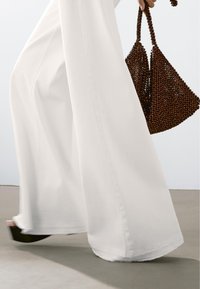 Massimo Dutti FLARED HIGH-WAIST - Široké džíny - white