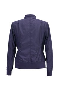 Marineblaue leichte Jacke mit hohem Kragen. Verfügt über elastische Bündchen und Saum. Texturierte Seitenpaneele sorgen für visuelles Interesse. Glatte Stoffoberfläche.