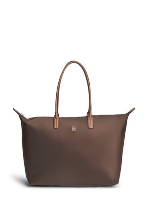 Borsa a mano marrone scuro con due sottili manici marrone chiaro e un piccolo logo argentato al centro davanti su sfondo bianco.