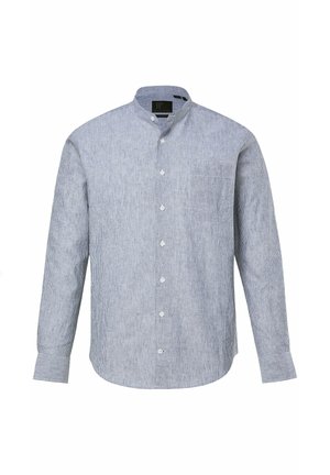 Vaaleansininen ja valkoinen ohuin raidoin koristeltu pitkähihainen nappikiinnitteinen paita, jossa on pystykaulus ja rintatasku, esillä valkoisella taustalla.