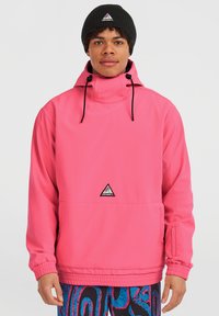 Roze pull-over jack met een hoge kraag, trekkoord en elastische manchetten; heeft een driehoekige logopatch aan de voorkant. Zwarte gebreide beanie.