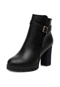 Czarne botki za kostkę wykonane z gładkiej skóry syntetycznej, z paskiem z złotym zapięciem, masywnym wysokim obcasem i teksturowaną podeszwą.