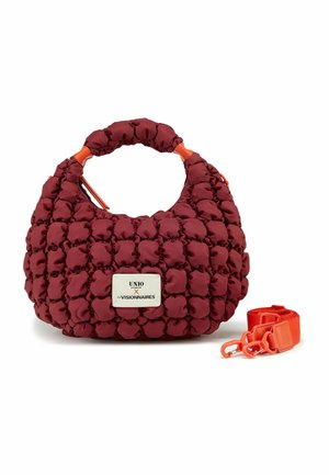 Sac à main matelassé bordeaux avec surface texturée, poignée courte et bandoulière orange amovible. Présente une plaque de marque en argent.