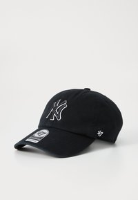 Schwarze Baumwoll-Baseballmütze mit einem gestickten weißen 'NY'-Logo auf der Vorderseite, einem gebogenen Schirm und einem kleinen Logo-Detail an der Seite.