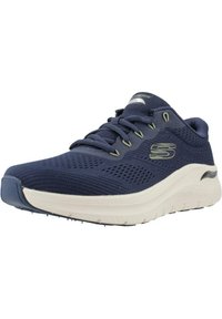 Scarpa sportiva blu navy con tomaia in rete, dettagli testurizzati, punta arrotondata e suola bianca ammortizzata; presenta lacci e logo del marchio.