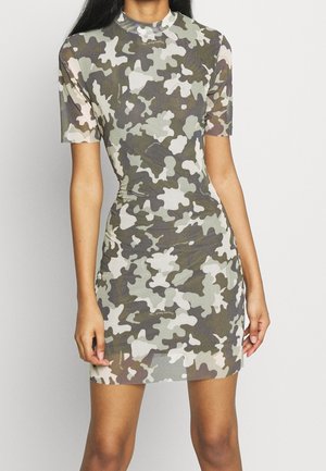 Robe à imprimé camouflage avec des manches courtes, un col haut et une coupe ajustée. Le matériau semble extensible avec une texture lisse.