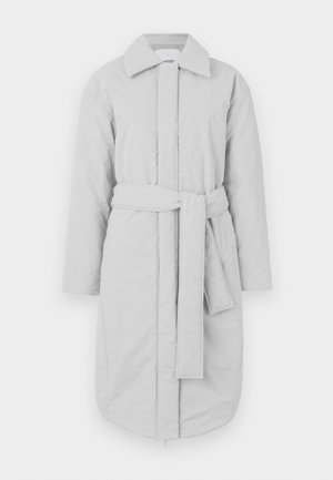 Longue robe grise en tissu doux et léger. Comprend un col, des poches latérales et une ceinture à nouer à la taille. Texture lisse et mate.