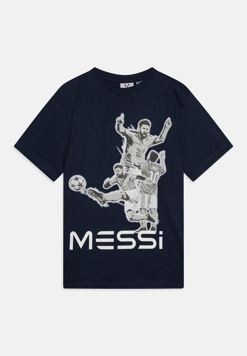 Marineblå T-shirt lavet af bomuld med et grafisk print af tre fodboldspillere og navnet "MESSI" i hvid tekst. Korte ærmer.