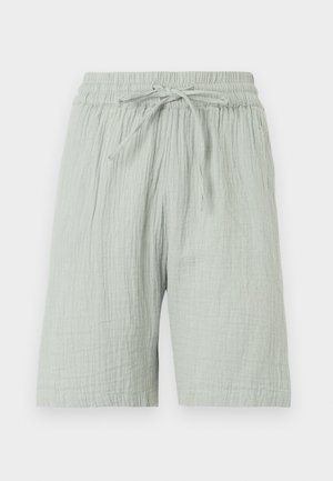 Ανοιχτό γκρι σορτς με κορδόνι και ελαστική μέση, υφασμάτινο με υφή, μήκους μέχρι το γόνατο, εμφανίζεται πάνω σε λευκό φόντο.