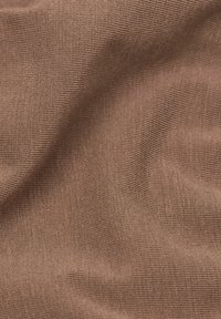 Brun texturerad tyg med ett subtilt ribbat mönster, som visar en slät yta och lätt lyster, lämplig för olika användningsområden.