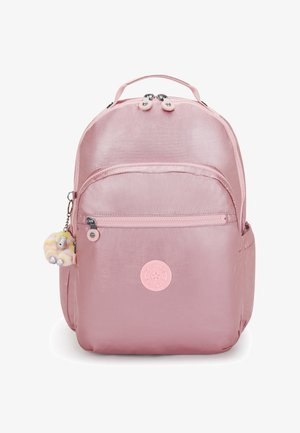 Sac à dos rose clair avec poche avant zippée, logo Kipling, poignée supérieure et porte-clés en peluche attaché à la fermeture éclair sur le côté gauche.