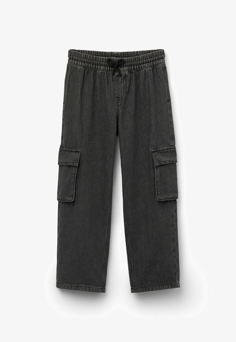 Černé denimové cargo kalhoty s elastickým pasem na šňůrku, dvěma bočními cargo kapsami a volným střihem. Obsahují jemné detaily v prošívání.