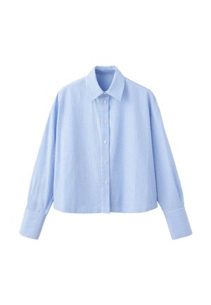 Camisa de manga larga con botones, a rayas verticales en azul claro y blanco, con puños extragrandes y cuello clásico, extendida sobre un fondo blanco.