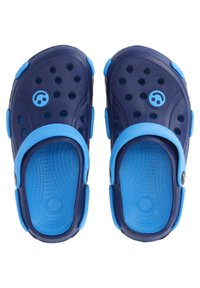 Sabots bleu marine avec des accents bleus, dotés de perforations pour la circulation de l'air, d'une semelle intérieure texturée et d'une large sangle au talon pour un maintien sécurisé.