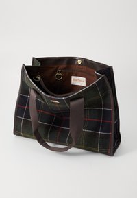 Geanta tote Barbour cu model tartan, cu mânere din țesătură maro, cu deschidere în partea de sus care arată un buzunar cu fermoar în interior și eticheta brandului.
