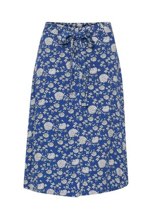 Blå blommig midikjol med knytmidja, som har vita och beige blommönster, mjuk textur och rak skärning.