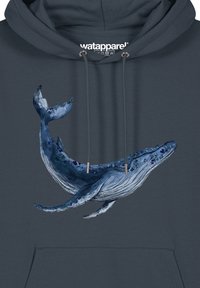 Dunkelblaue Kapuzenjacke mit einem Aquarell-Design eines Wals in Blau- und Grüntönen, ausgestattet mit einer Fronttasche und einer verstellbaren Kapuze mit Kordelzug.