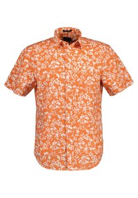 Camicia arancione a maniche corte con motivo floreale bianco su tutta la superficie, chiusura con bottoni e colletto a punta. Realizzata in tessuto leggero.