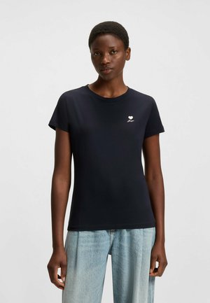 Maglietta in cotone blu navy con scollatura rotonda e maniche corte, caratterizzata da un piccolo logo a forma di cuore bianco sul lato sinistro del petto.