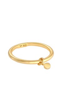Inel din argint sterling placat cu aur, cu un band rotund, lis și un mic charm circular care atârnă de o legătură metalică. Marcaj "925."