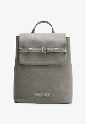 Mochila de ante gris con asa superior, solapa asegurada con una correa gris con hebilla plateada y parche con el logo "WITTCHEN" en la parte frontal.