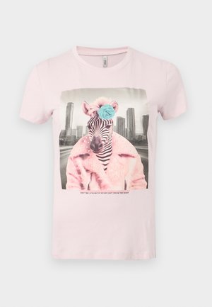 Svetlo roza majica s potiskom zebra v roza umetnem krznu in modrim cvetom na glavi, na ozadju mestnega obzorja.