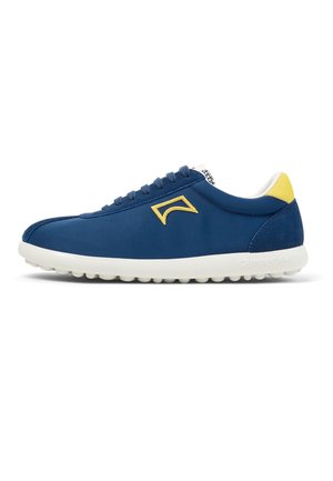 Sneaker blu con tomaia in tessuto liscia, dettagli gialli, suola in gomma bianca e design con lacci. Presenta punta arrotondata e marchio discreto.