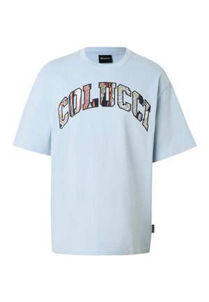 Vaaleansininen lyhythihainen T-paita, jossa on "COLUCCI"-teksti värikkäissä, kuvioiduissa isoissa kirjaimissa rinnan kohdalla ja pyöreä kaula-aukko.