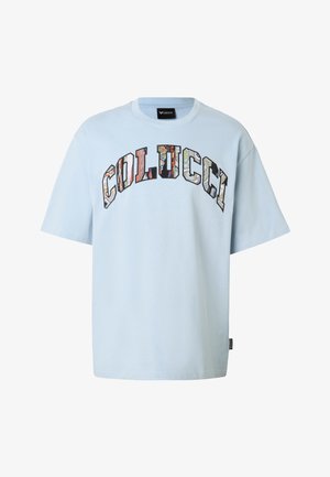 Jasnoniebieski T-shirt z krótkim rękawem, z napisem "COLUCCI" w kolorowych, wzorzystych literach blokowych na piersi, z okrągłym dekoltem.