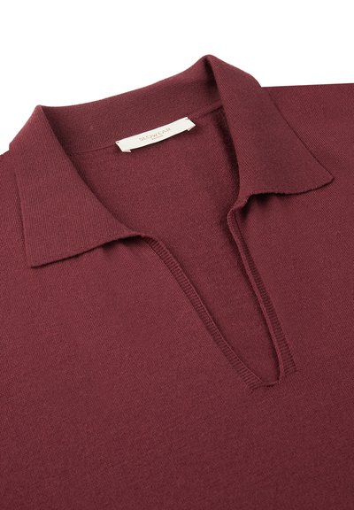 Burgundowa dzianinowa koszulka polo z teksturowanym kołnierzykiem i plisą. Posiada subtelną metkę na kołnierzyku. Czyste linie i lekka tkanina.