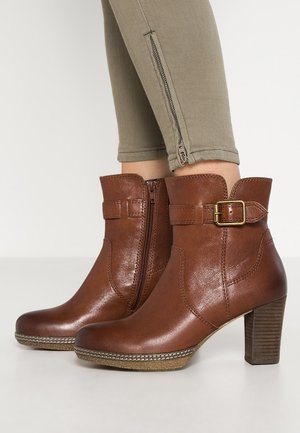 Platform ankle boots - cognac