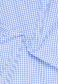 Tessuto a quadretti azzurro chiaro e bianco con una texture morbida, caratterizzato da piccoli quadrati disposti in un motivo a griglia, ideale per abbigliamento o tessili per la casa.