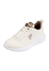 Sneaker bianca in rete con un'accennata beige sul tallone e sulla linguetta. Presenta una suola in gomma testurizzata e lacci bianchi. Logo Fila beige.